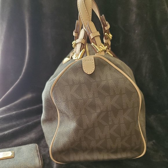 Michael Kors Grayson Handbag and Wristlet - Picture 4 of 9